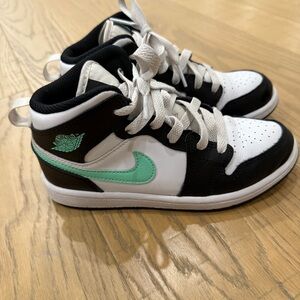 Nike | Jordan Kids - Air Jordan 1 Mid "Green Glow" sneakers